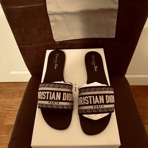 FIRM PRICE NWT Dior Dway slides